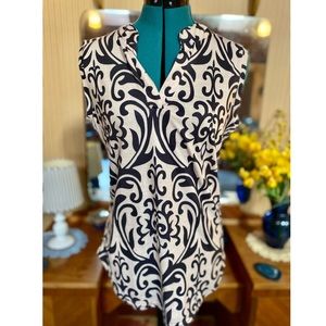 Sleeveless decorative dressy top.